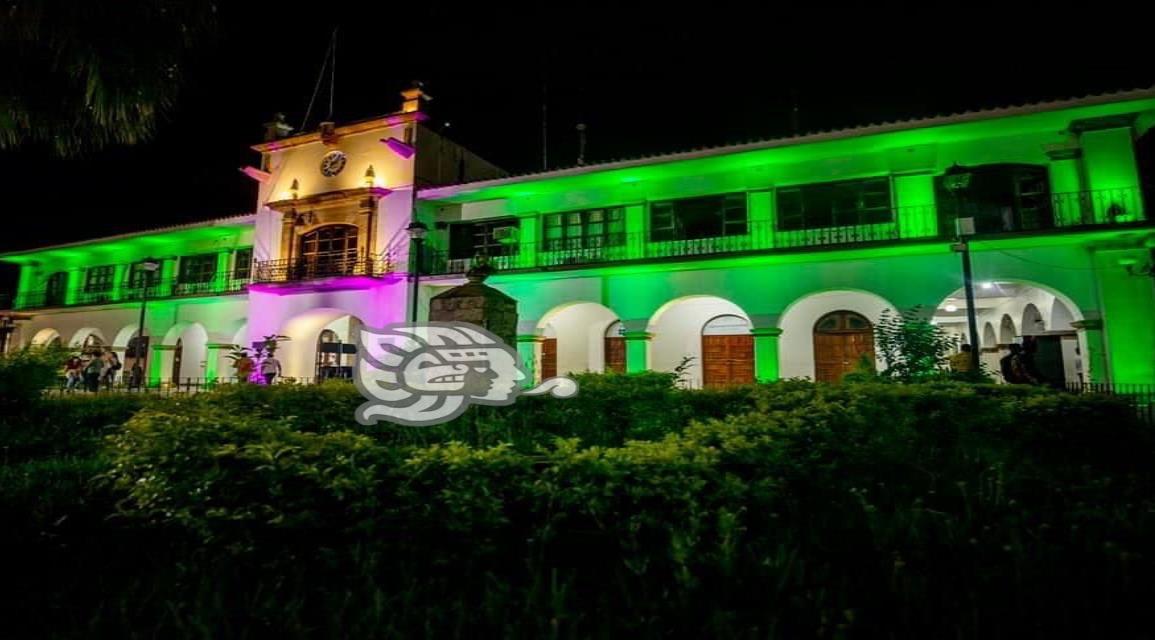 Iluminan de verde palacio de Acayucan por día de las personas bajitas