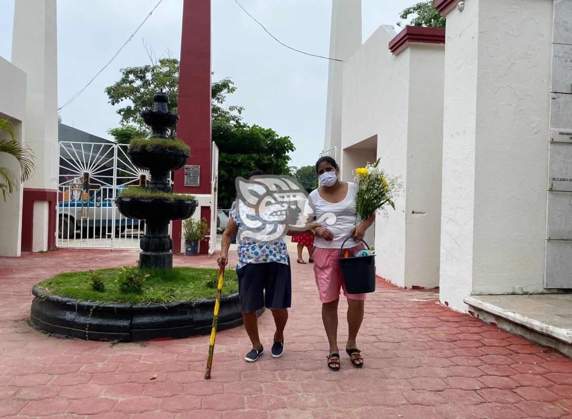 Familias dan mantenimiento a sepulturas de sus fieles difuntos