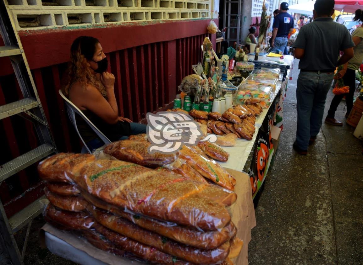 Pan de muerto y calaveritas, muy cotizados en mercados de Coatzacoalcos