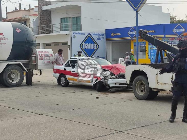 Taxi de Agua Dulce choca contra repartidora de gas en Coatzacoalcos