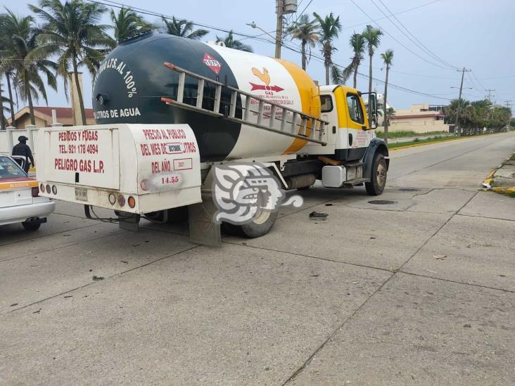 Taxi de Agua Dulce choca contra repartidora de gas en Coatzacoalcos