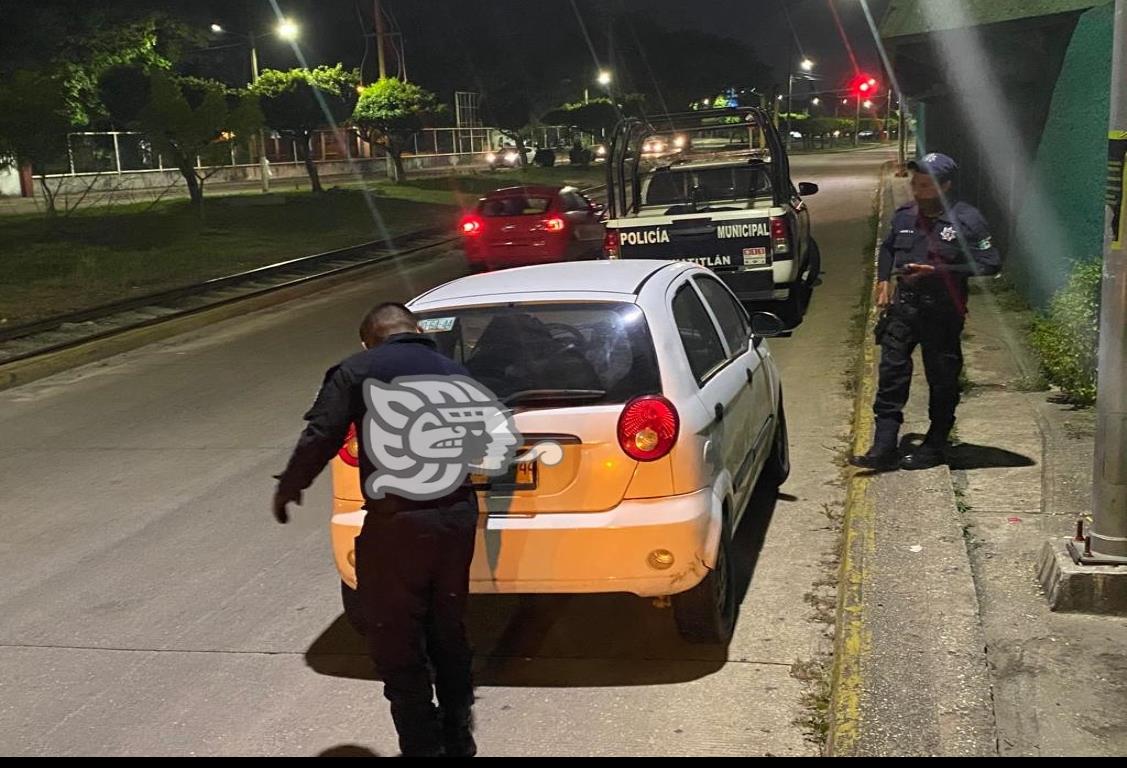 Auto abandonado moviliza a policías en Minatitlán