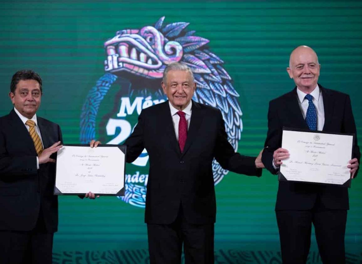 Entrega AMLO Reconocimiento al Mérito Médico 2021