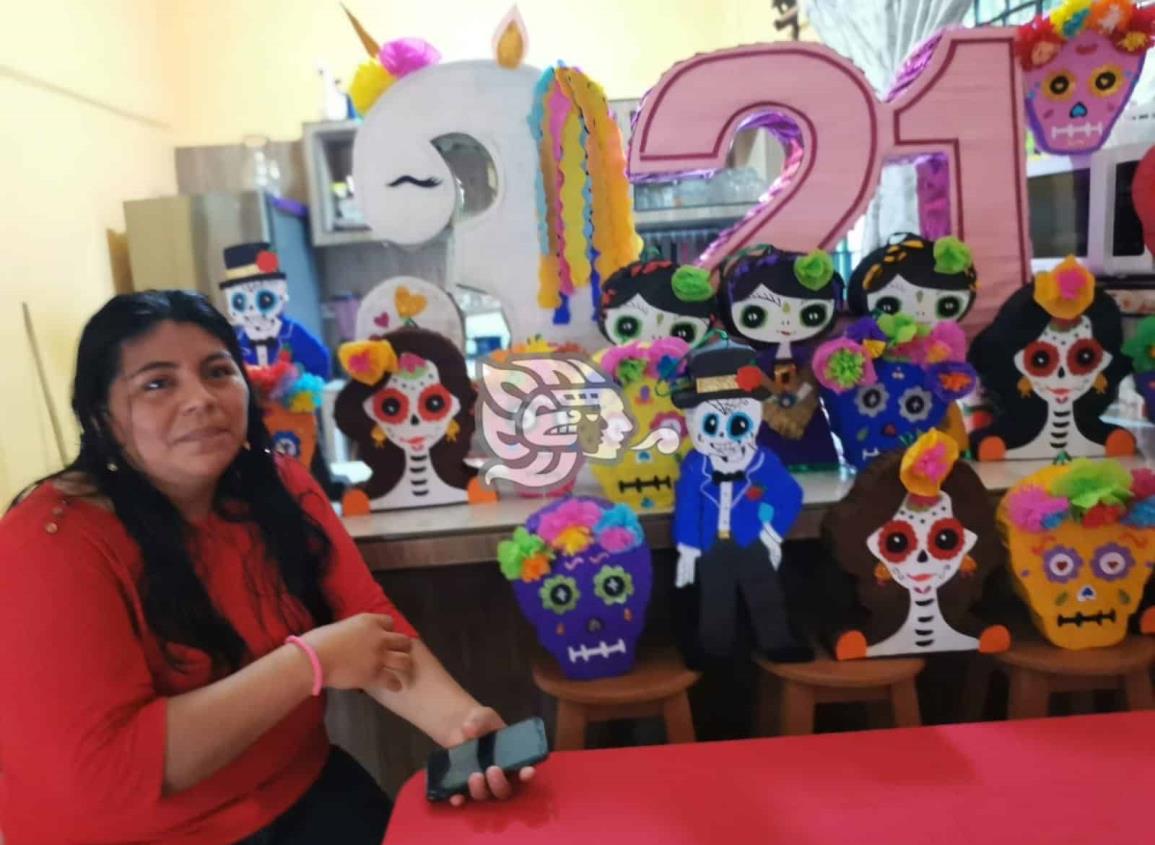 Recrean altares de muertos con piñatas en escuelas de Nanchital