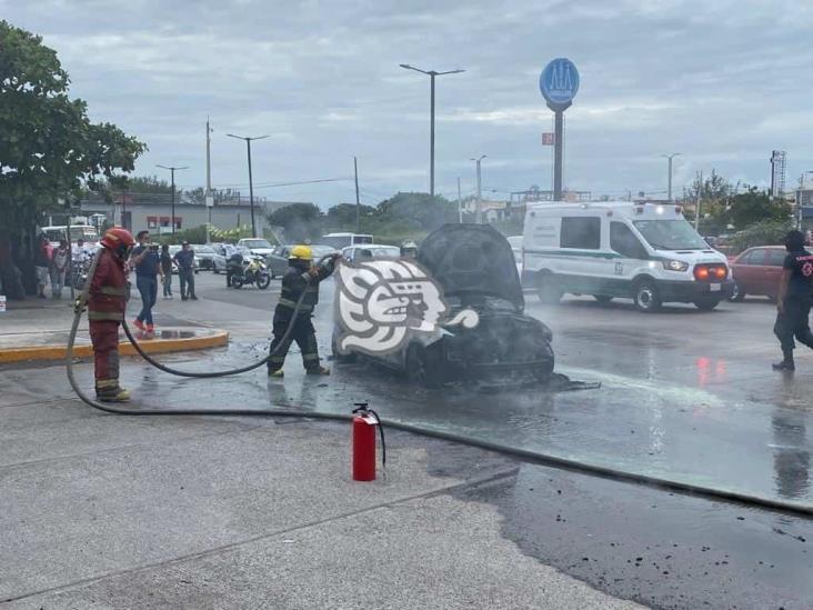 Se incendia vehículo en  calles de Veracruz