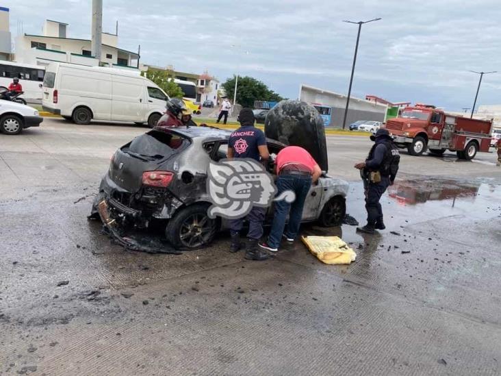 Se incendia vehículo en  calles de Veracruz