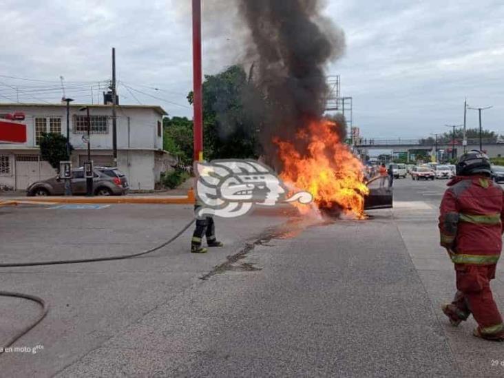 Se incendia vehículo en  calles de Veracruz