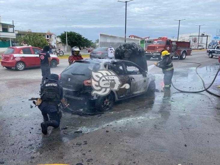 Se incendia vehículo en  calles de Veracruz