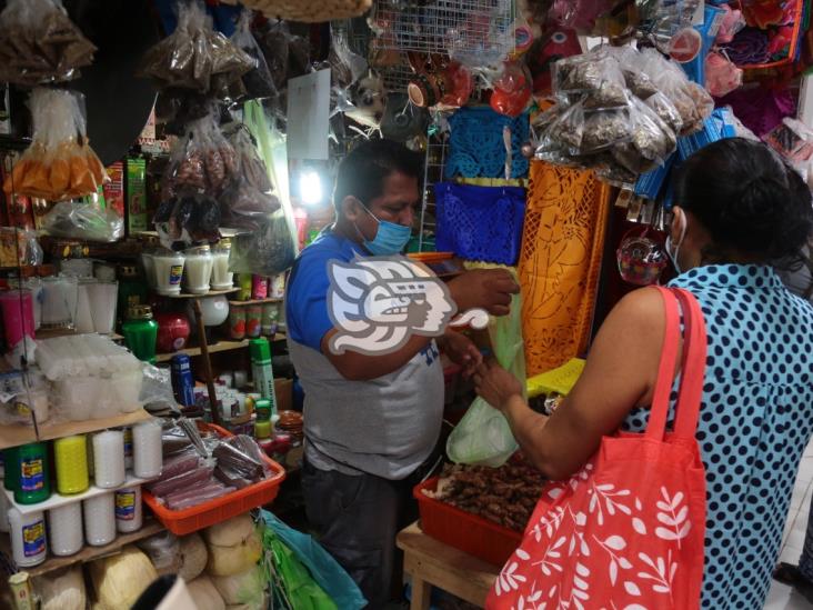 Desabasto de parafina disparó precio de veladoras en Coatzacoalcos