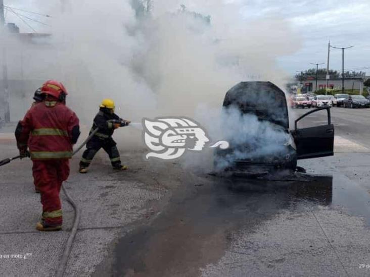 Se incendia vehículo en  calles de Veracruz