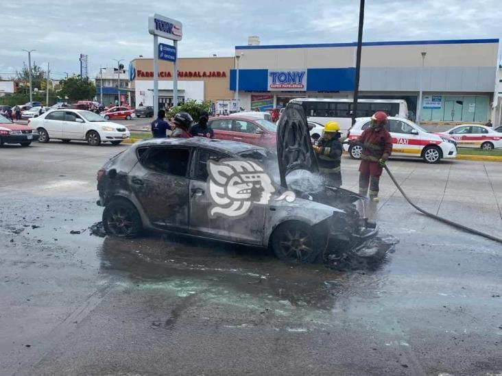 Se incendia vehículo en  calles de Veracruz