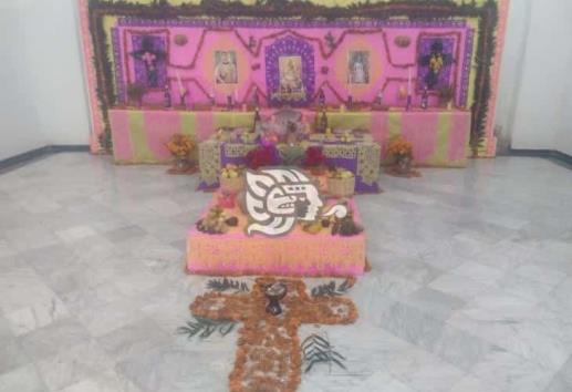 Expone IVEC gran altar de Día de Muertos