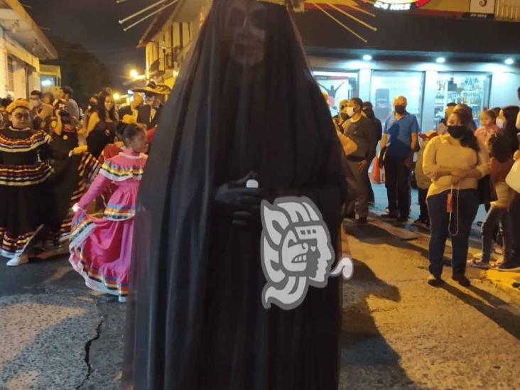 Por Día de Muertos, decenas de catrinas y catrines desfilan en calles de Xalapa