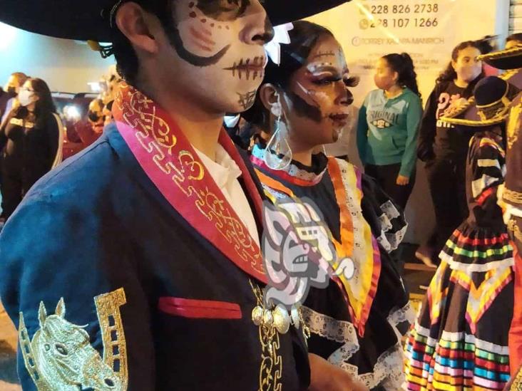 Por Día de Muertos, decenas de catrinas y catrines desfilan en calles de Xalapa