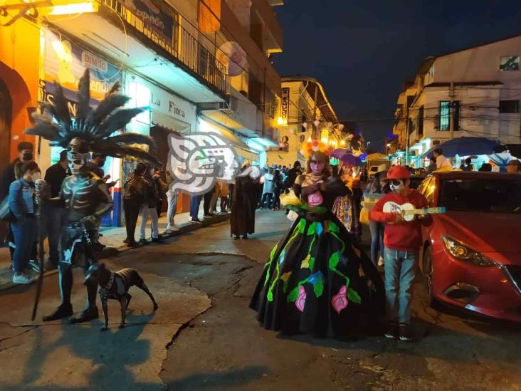 Por Día de Muertos, decenas de catrinas y catrines desfilan en calles de Xalapa