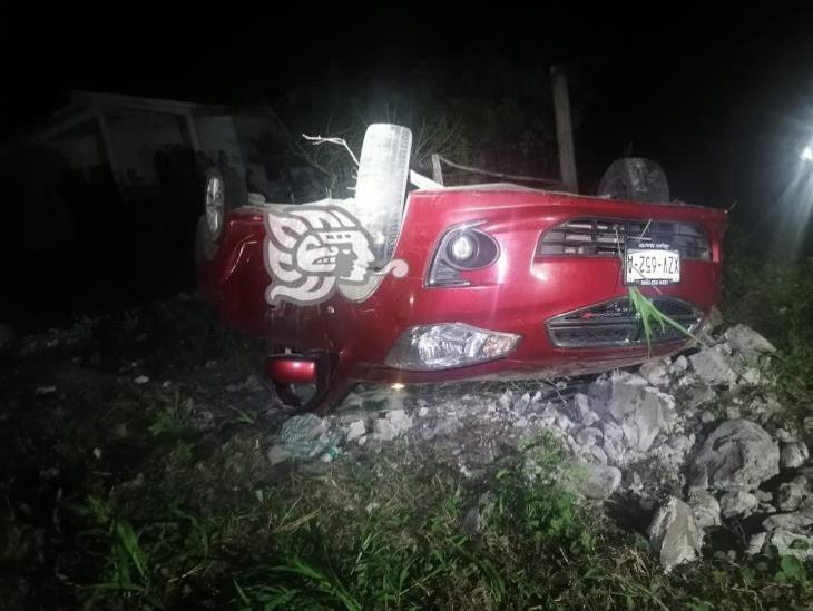 Vuelca auto y lo dejan abandonado en La Antigua