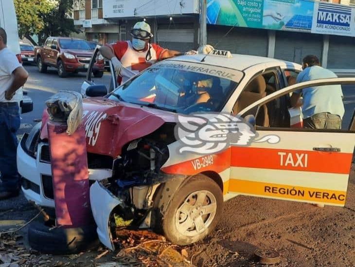 Impacta taxi contra poste en Veracruz