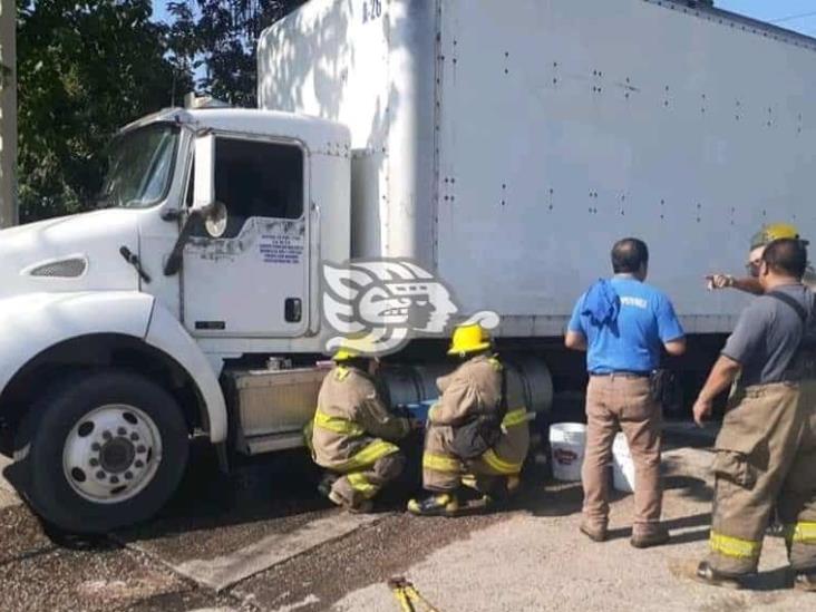 Se le fuga combustible a tractocamión al cruzar vías en Minatitlán