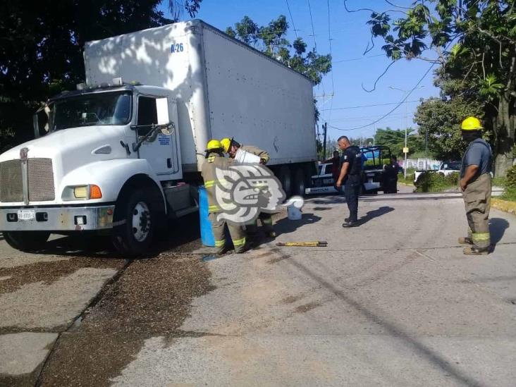 Se le fuga combustible a tractocamión al cruzar vías en Minatitlán