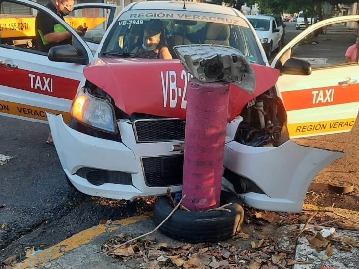 Impacta taxi contra poste en Veracruz