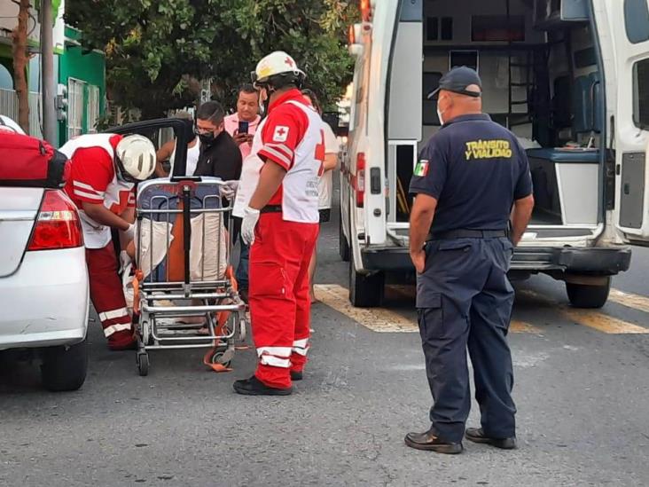 Impacta taxi contra poste en Veracruz