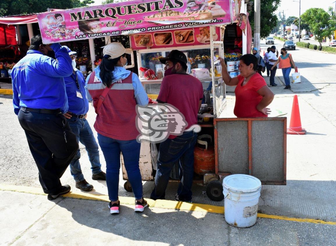 PC inspecciona negocios ambulantes afuera de panteón