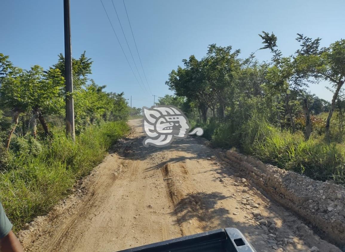 Unidades pesadas mantienen en pésimas condiciones camino en Moloacán 