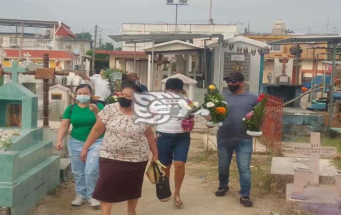 Escasa asistencia en panteón antiguo de Jáltipan