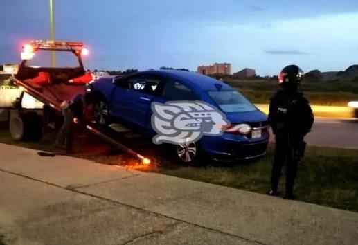 Persecución a balazos en Coatza; aseguran auto robado y detienen a dos