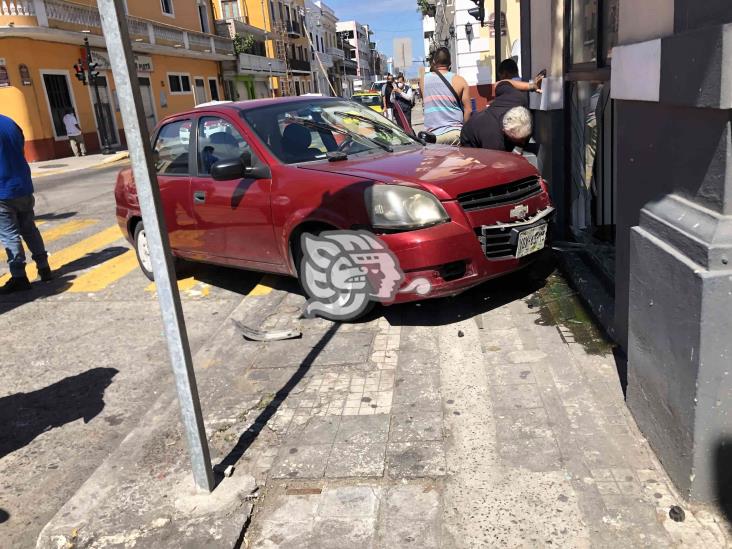 Choque deja una persona lesionada y severos daños materiales