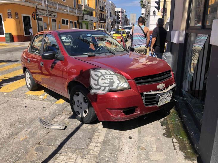 Choque deja una persona lesionada y severos daños materiales