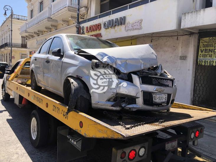 Choque deja una persona lesionada y severos daños materiales