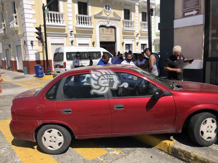 Choque deja una persona lesionada y severos daños materiales