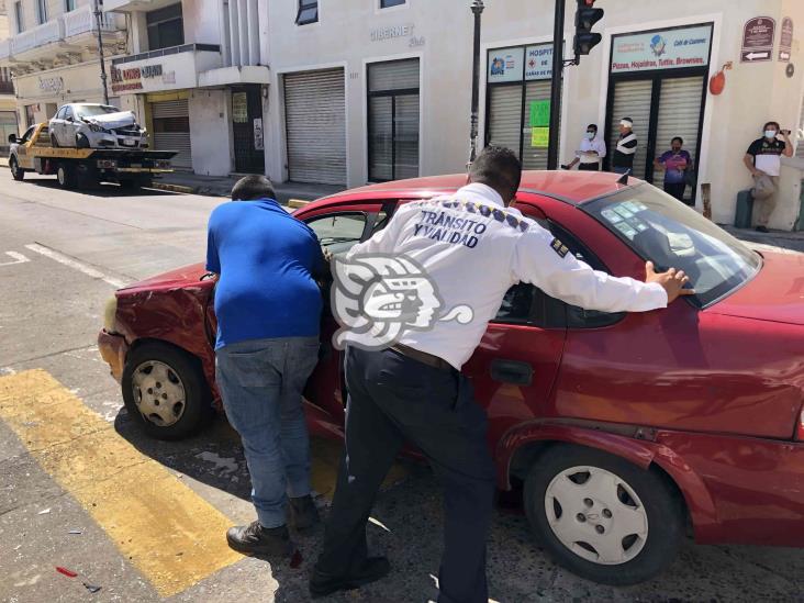 Choque deja una persona lesionada y severos daños materiales