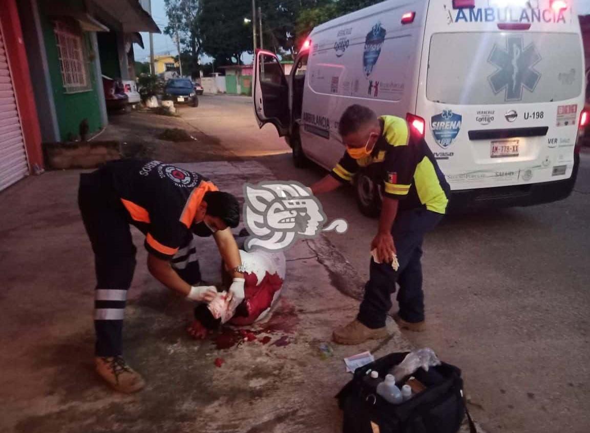 A golpes y con navaja, agreden a carnicero durante asalto en Acayucan