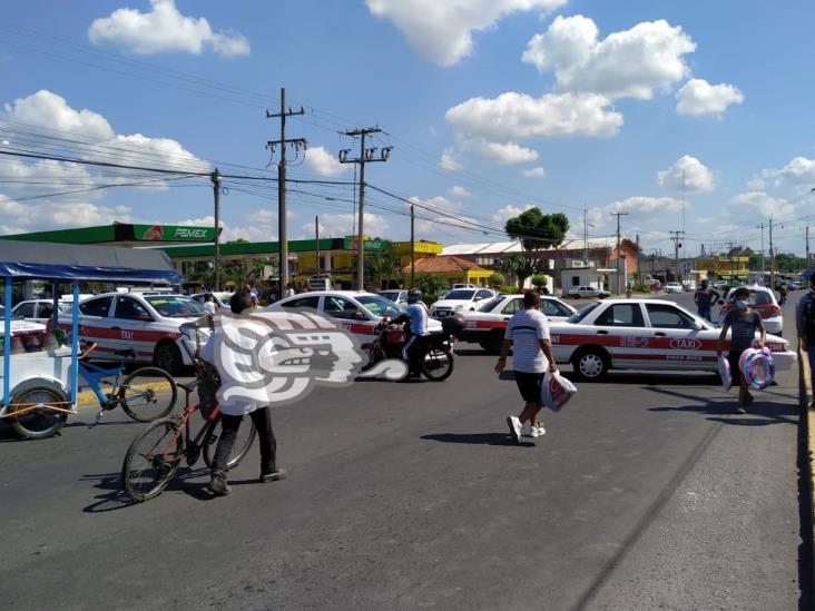 Por segundo día, taxistas bloquean accesos a Poza Rica