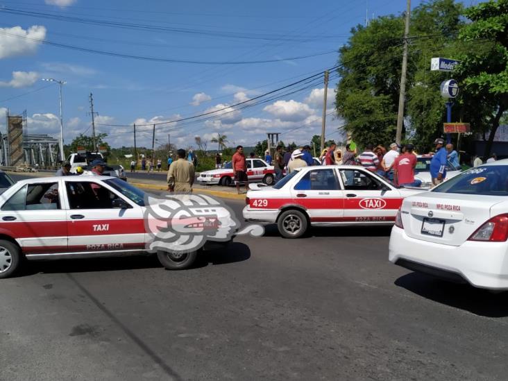 Por segundo día, taxistas bloquean accesos a Poza Rica