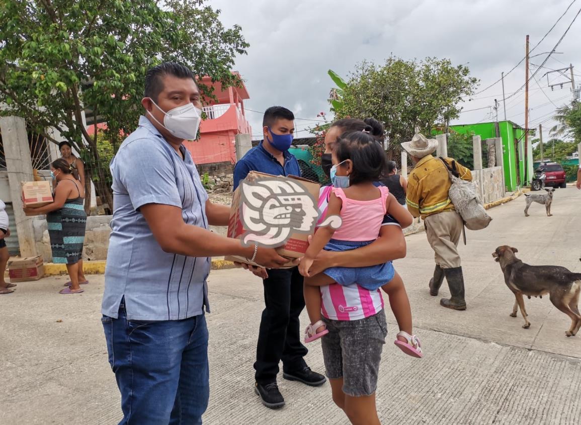 En Ixhuatlán otorgan despensas del gobierno estatal en 5 colonias