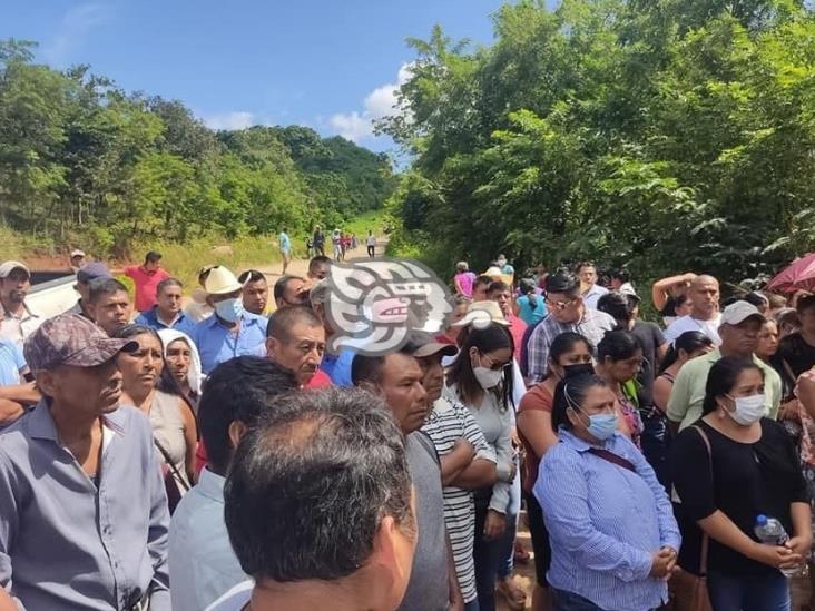 Granaderos sitian a inconformes pobladores de Mecayapan