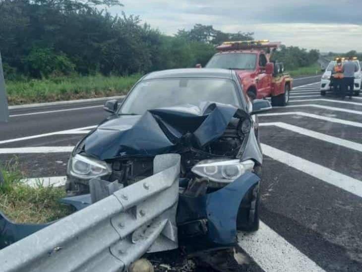 Se estrella auto en el libramiento de Cardel