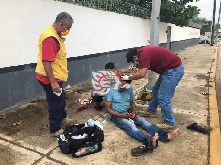 Le revientan botella en la cabeza a acayuqueño en riña de ebrios