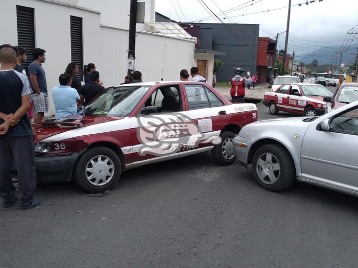 Choque entre automóvil y taxi en Fortín deja cinco lesionados