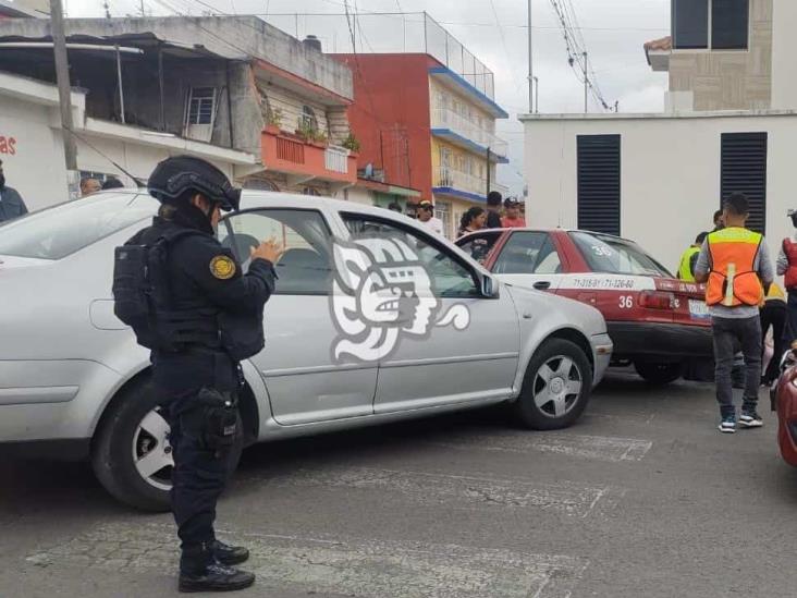 Choque entre automóvil y taxi en Fortín deja cinco lesionados