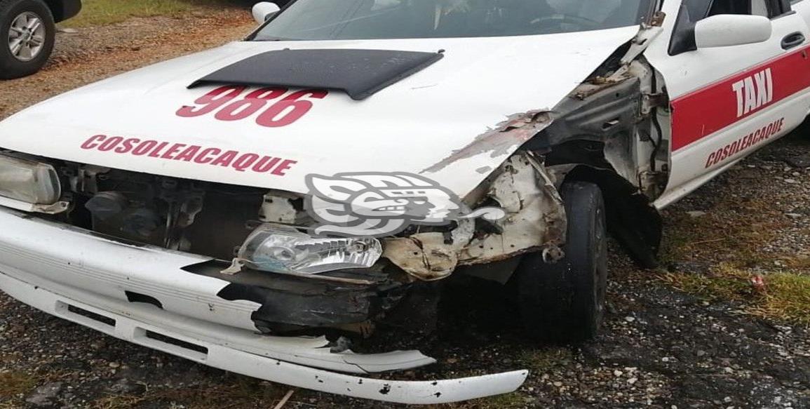 Taxi choca contra tractocamión en Cosoleacaque; mujer lesionada