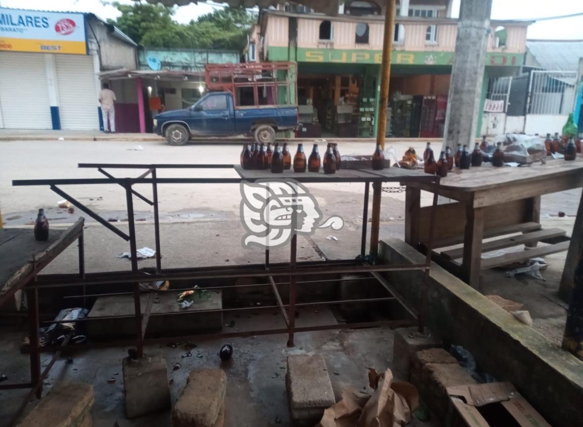 Usan verdulería como cantina en avenida de Villa Cuichapa