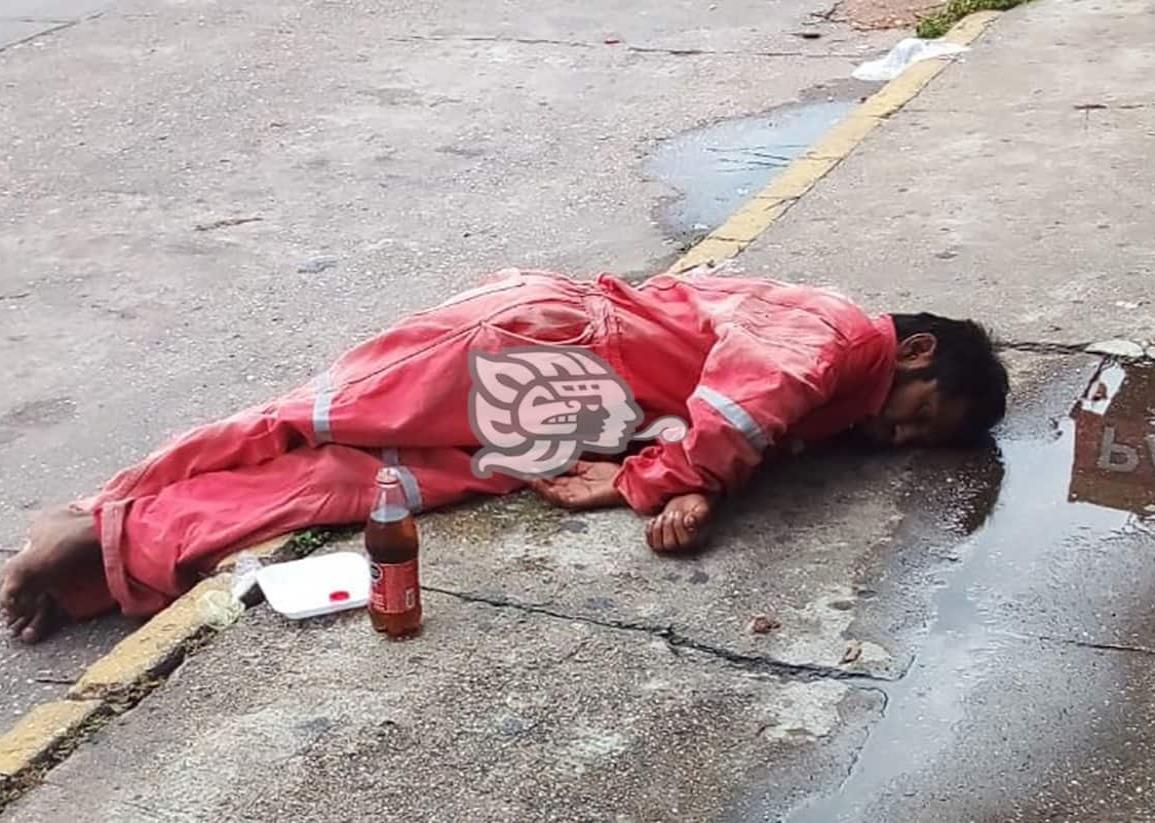 Vagabundo dormido moviliza a policías en Minatitlán