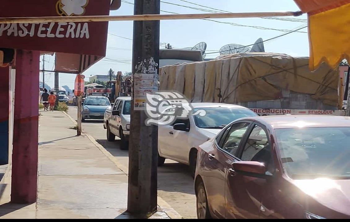 Paso de unidades pesadas genera caos en centro de Villa Cuichapa 