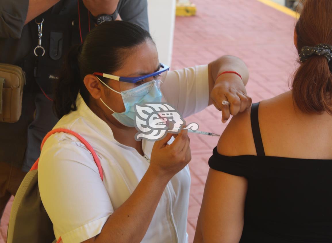 Vacunan contra la influenza en Agua Dulce y Las Choapas