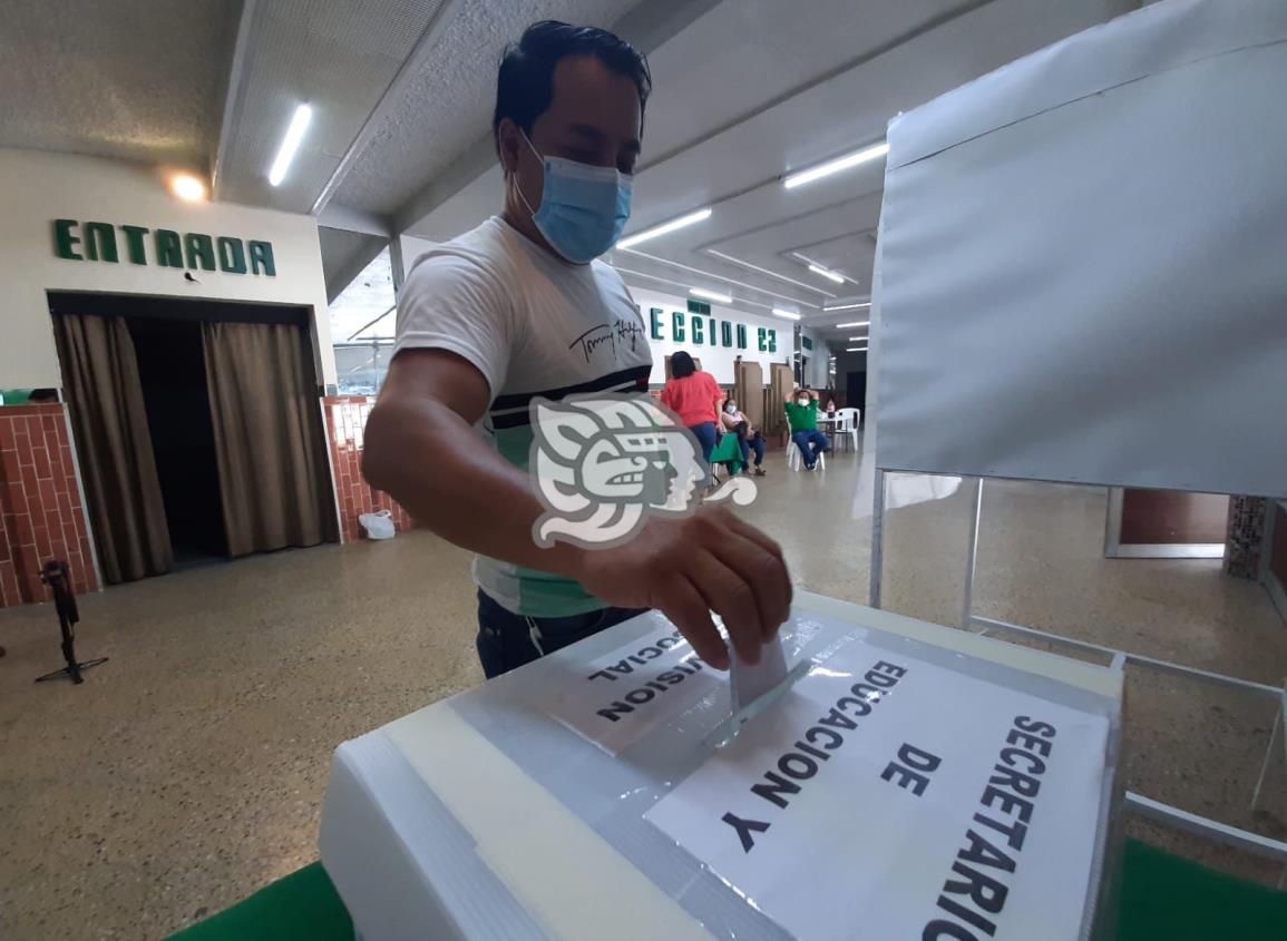 Trabajadores de la sección 22 participan en el proceso electoral