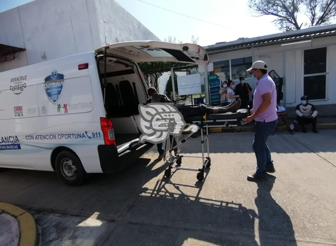 Motorepartidor derrapó en el barrio cuarto de Oluta